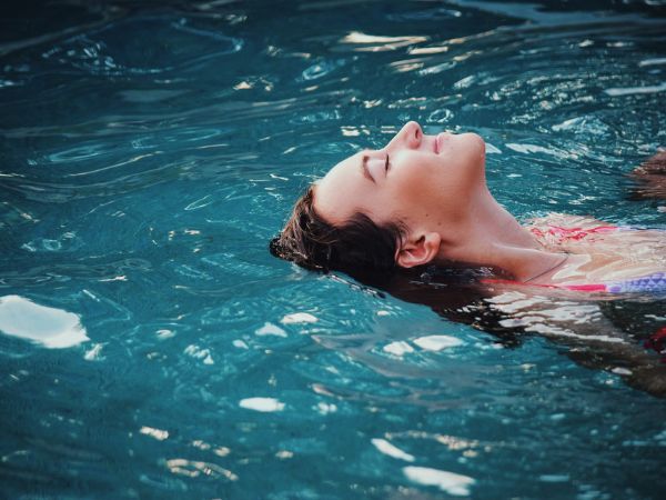 prevenire l'acqua torbida e opaca in piscina per il relax